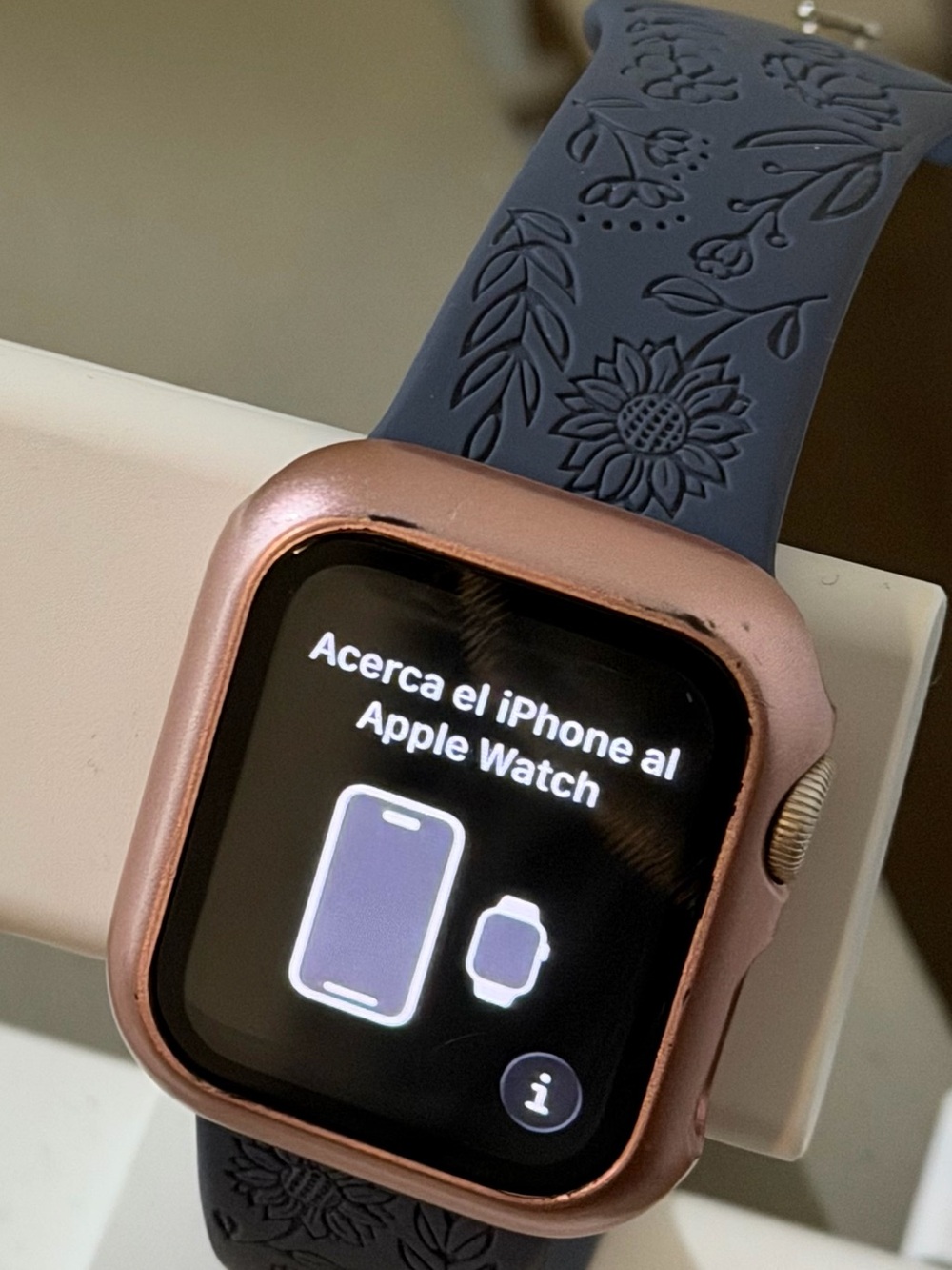 Apple Watch SE 40mm with Face Covers - Picture 6 of 7